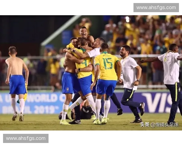 世界杯颁奖现场热烈庆祝冠军诞生 球员激情四溢举杯共庆荣耀时刻